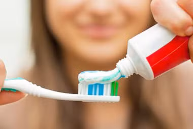 Thay bàn chải đánh răng ít nhất 2-3 tháng một lần để hàm răng trắng khỏe. Cách tốt nhất để đánh răng là đặt bàn chải đánh răng của bạn ở góc 45 độ so với nướu răng và nhẹ nhàng di chuyển nó theo chuyển động tròn, thay vì chuyển động lùi lại.