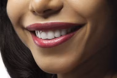 Che giấu với màu sắc: Phụ nữ nên chọn son môi màu trung tính hoặc màu đỏ nhạt. Những màu này làm cho răng của bạn trông trắng hơn, trong khi son môi màu sáng hơn sẽ tạo ra màu vàng trên răng. Ảnh: RD.
