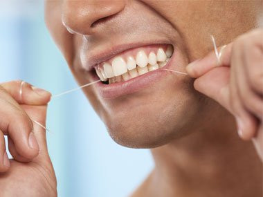 Dùng chỉ nha khoa: Nếu bạn có thể dùng tăm xỉa răng mà không cần soi gương thì bạn có thể dùng chỉ nha khoa trong xe hơi, tại bàn làm việc, hay khi nằm trên giường và trước các cuộc họp quan trọng.