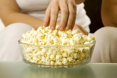 Ăn thực phẩm “sạch răng”: Các loại thực phẩm cứng hoặc giòn giúp răng sạch khi bạn nhai chúng. Chẳng hạn như bạn nên ăn cà rốt, cần tây và bỏng ngô nếu như bạn không thể đánh răng sau bữa ăn.