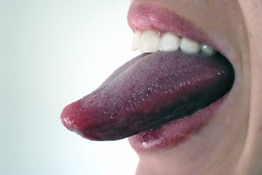 Làm sạch lưỡi của bạn: Hãy làm sạch lưỡi mỗi buổi sáng để loại bỏ mảng bám lưỡi và làm mới hơi thở của bạn.