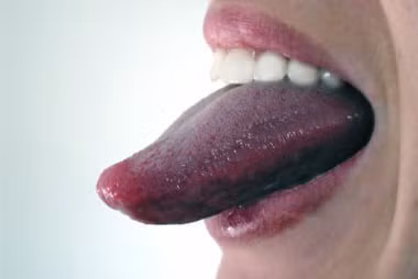 Làm sạch lưỡi của bạn: Hãy làm sạch lưỡi mỗi buổi sáng để loại bỏ mảng bám lưỡi và làm mới hơi thở của bạn.