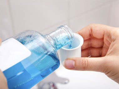 Giữ hơi thở thơm tho: Để kiểm tra hơi thở, hãy liếm lòng bàn tay và ngửi trong khi vẫn còn ướt. Nếu bạn ngửi thấy mùi gì đó, hãy thử dùng nước súc miệng không chứa cồn.