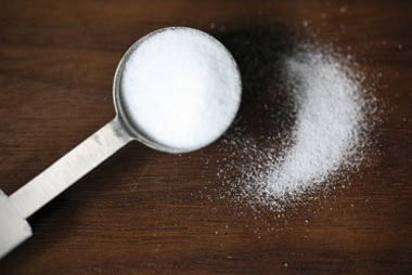 Đánh răng bằng baking soda mỗi tuần một lần: Cách này sẽ loại bỏ vết bẩn và làm trắng răng của bạn. Bạn cũng có thể sử dụng muối thay thế kem đánh răng.