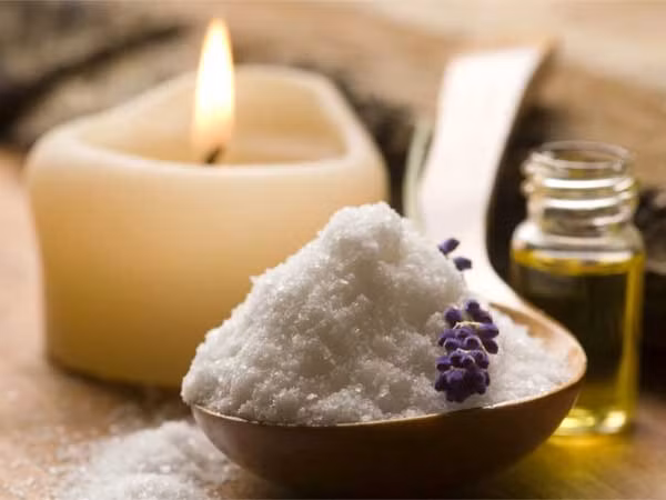 Muối Epsom giàu magiê, giúp tăng nồng độ magiê trong cơ thể và giúp giảm bớt sự yếu cơ. Đổ 2 tách muối Epsom vào nước tắm và ngâm mình trong 20 phút. Thực hiện mỗi tuần một lần.