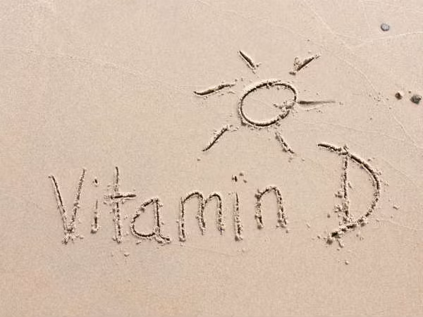 Vitamin D là cần thiết cho xương khỏe hơn và do đó có thể chữa được chứng suy nhược cơ. Tắm nắng 15 phút mỗi ngày. Ăn nhiều thực phẩm giàu vitamin D như cam, cá thu, cá hồi...