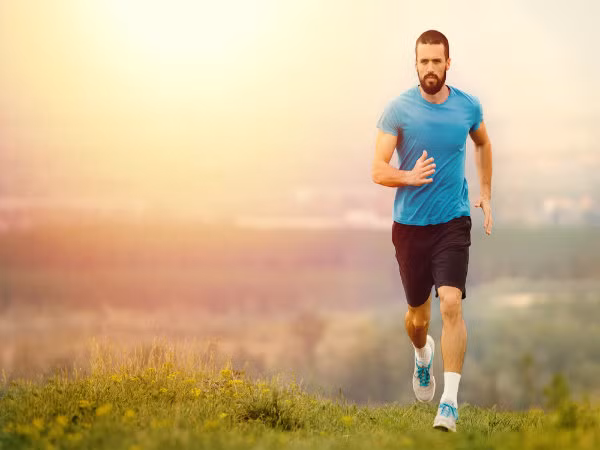 Tập thể dục là một trong những bài tập tốt nhất để chữa chứng suy nhược cơ. Đi bộ, bơi lội, chạy bộ hoặc đạp xe trong 30 phút sẽ tăng cường cơ bắp khỏe mạnh hơn.