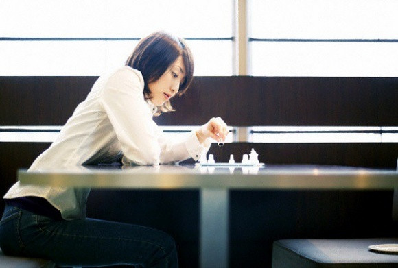 Trong phòng khách sang trọng, tôi sững người khi nhìn thấy chàng trai thấp lùn xấu xí từng trả tiền cho mình món bún chả (Ảnh minh họa)