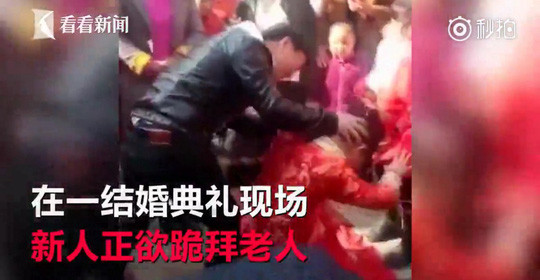 Người đàn ông bắt cô dâu khấu đầu và bị ăn tát. Ảnh: Shanghaiist.