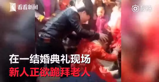 Người đàn ông bắt cô dâu khấu đầu và bị ăn tát. Ảnh: Shanghaiist.