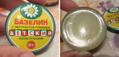 Sáp nẻ Liên Xô Đây là thứ mỹ phẩm được quý hơn vàng, đặc biệt trong những ngày đông hanh khô ở miền Bắc. Tác dụng thì rất đơn giản: dưỡng da, chống nẻ nhưng hiệu quả cao. Tuy nhiên trong thời kỳ khó khăn ngày xưa thì sáp nẻ Liên Xô không phải thứ dễ kiếm.