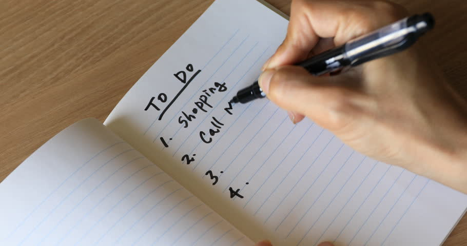 Liệt kê những điều cần làm chính trong công việc và cuộc sống cá nhân sẽ giúp bạn tập trung.