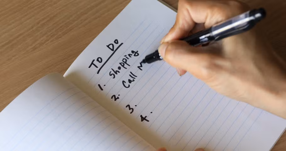 Liệt kê những điều cần làm chính trong công việc và cuộc sống cá nhân sẽ giúp bạn tập trung.