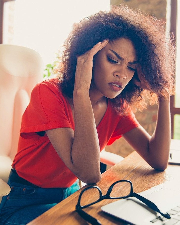 Ngủ không đủ giấc: Khi ngủ, cơ thể sẽ tiết ra những hormon tạo sự cân bằng, đó cũng chính là nguyên nhân khiến chúng ta chỉ cảm thấy đói khi tỉnh dậy. Khi chúng ta bị thiếu ngủ hay đi ngủ muộn thì hormon đói ghrelin tăng khiến cơ thể thấy đói và thèm ăn.