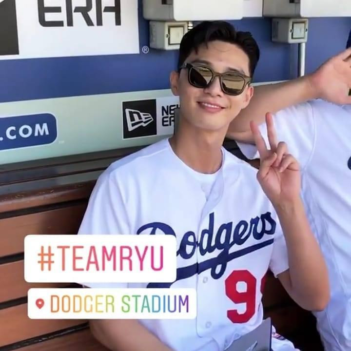 Park Seo Joon có mặt tại sân vận động Dodgers, Mỹ để cổ vũ cho trận bóng chày giữa hai đội LA Dodgers - NY Mets. Được biết, nam diễn viên là người hâm mộ cuồng nhiệt của bộ môn bóng chày.