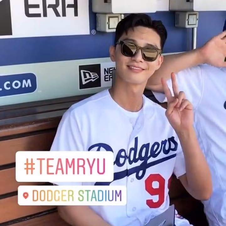 Park Seo Joon có mặt tại sân vận động Dodgers, Mỹ để cổ vũ cho trận bóng chày giữa hai đội LA Dodgers - NY Mets. Được biết, nam diễn viên là người hâm mộ cuồng nhiệt của bộ môn bóng chày.