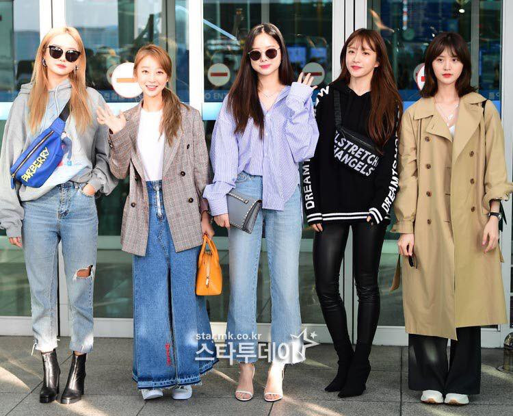 Năm thành viên EXID tại sân bay, chuẩn bị lên đường sang Singapore dự Hallyu Pop Fest. Đây là lần đầu tiên Solji tham gia biểu diễn cùng EXID sau gần 2 năm điều trị bệnh.