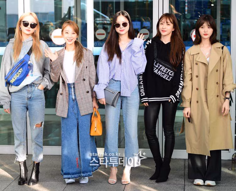 Năm thành viên EXID tại sân bay, chuẩn bị lên đường sang Singapore dự Hallyu Pop Fest. Đây là lần đầu tiên Solji tham gia biểu diễn cùng EXID sau gần 2 năm điều trị bệnh.