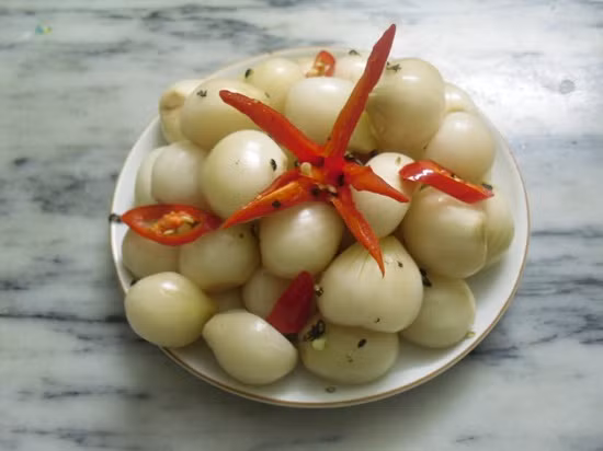 Các mẹ bầu bị viêm loét dạ dày hoặc mắc các chứng bệnh về rối loạn tiêu hóa thì không nên ăn dưa hành (hoặc các loại dưa muối khác).