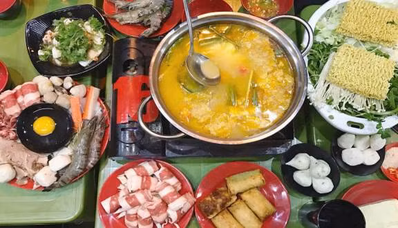 Món lẩu dường như đã trở thành một phần chống ngấy trong các bữa ăn ngày tết. Tuy nhiên, những món lẩu quá cay lại gây hại cho dạ dày và đường ruột. Bà bầu nên hạn chế ăn lẩu cay và những đồ ăn nhúng lẩu vẫn chưa chín hẳn.