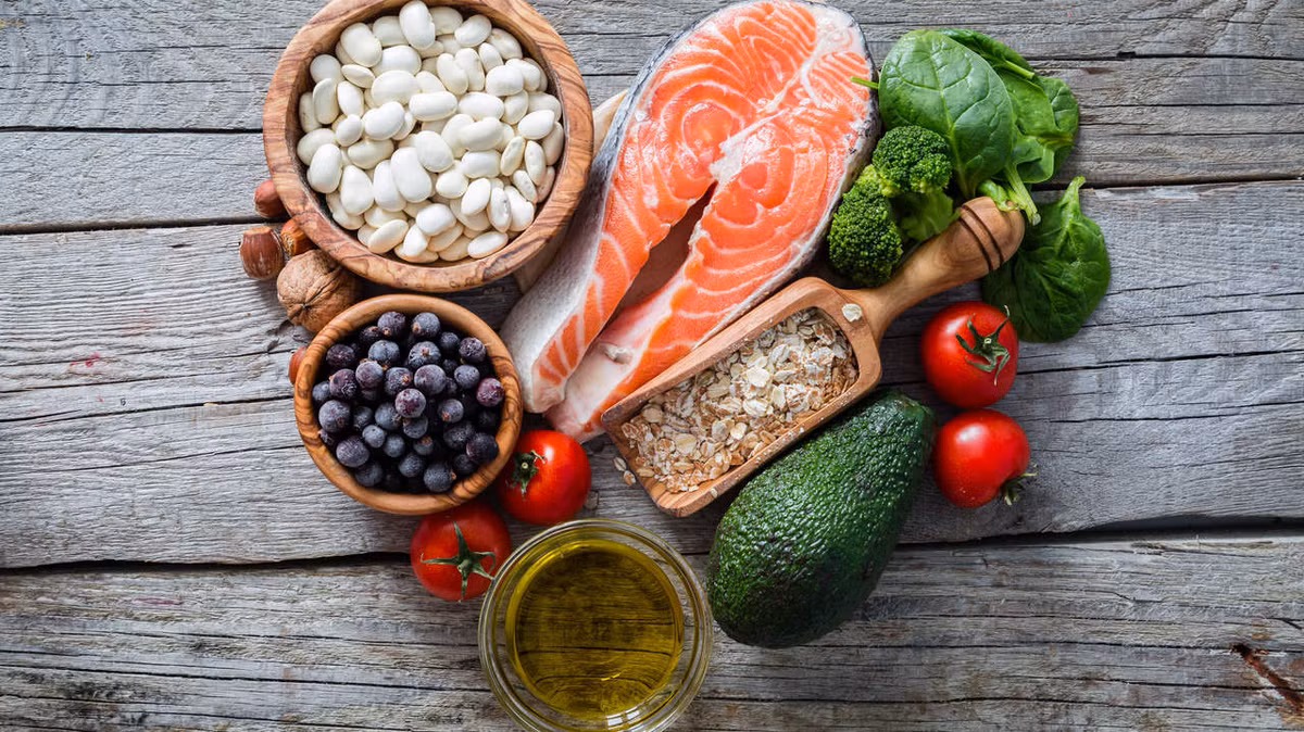 Ăn nhiều thực phẩm giàu axit béo omega-3. Các nguồn thực phẩm chống viêm tốt nhất là cá nước lạnh như cá hồi và cá ngừ, đậu hũ, óc chó, hạt lanh và đậu nành.