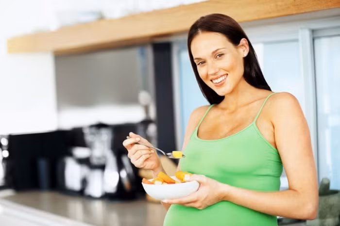 Nguy cơ sảy thai: Ăn quá nhiều đu đủ có thể gây dị ứng với latex (mủ cao su). Điều này có thể gây nguy hiểm cho phụ nữ đang mang thai. Nghiên cứu chỉ ra rằng papain trong đu đủ có thể đầu độc thai nhi và gây dị tật bẩm sinh ở trẻ sơ sinh.