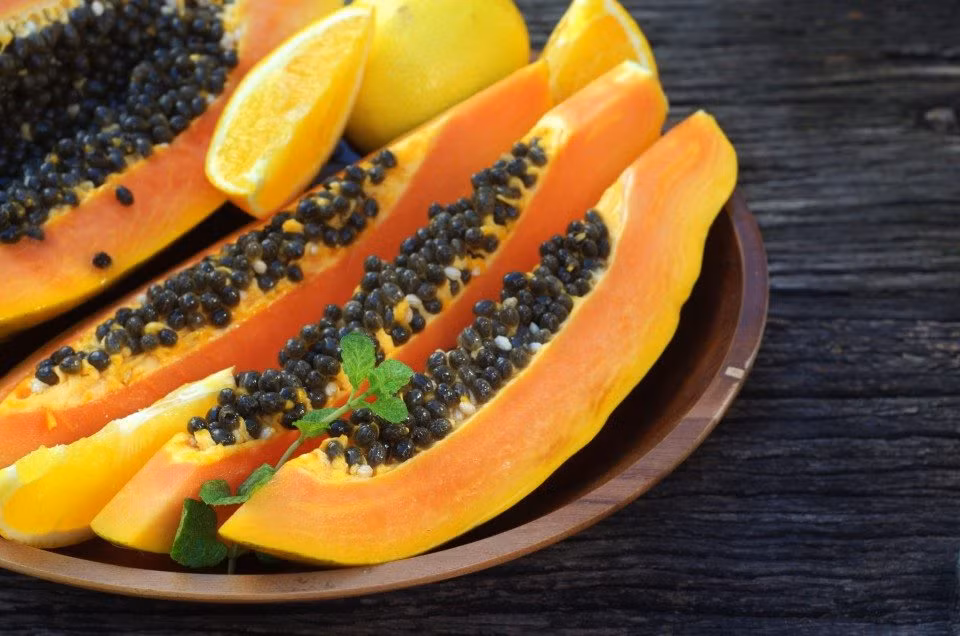 Gây các dị ứng khác: Papain trong đu đủ có thể gây ra một số phản ứng bao gồm sưng miệng, mặt, chóng mặt, đau đầu, ngứa, gây phát ban xung quanh miệng, lưỡi và khó nuốt.