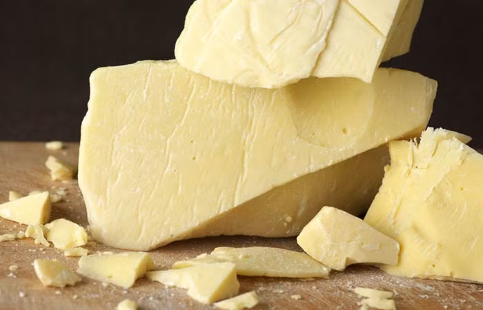 Bạn cũng có thể dưỡng ẩm da bằng bơ ca cao hai lần trong tuần. Cạo bơ ca cao và chà nhẹ vào da, bơ sẽ tự tan chảy và lan truyền trên da của bạn.