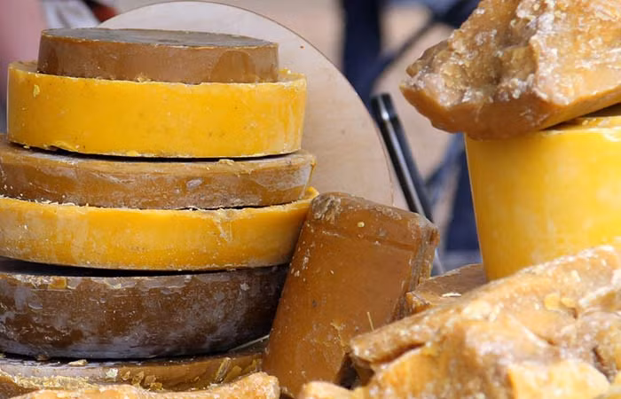 Bạn có thể dưỡng ẩm da với sáp ong, 1 chén dầu oliu, 1/2 chén dầu dừa và 5-6 viên dầu Vitamin E. Cho tất cả thành phần vào hấp cách thủy để tan chảy hỗn hợp. Bôi kem dưỡng da sáp ong trên da và mát xa. Ảnh: Shutterstock.