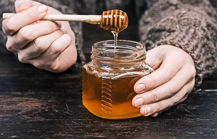 Dưỡng da với mật ong bằng cách bôi nó lên những vùng da khô trong 10-15 phút. Sau đó, rửa bằng nước ấm và vỗ nhẹ. Lặp lại điều này hai lần một tuần hoặc thường xuyên hơn nếu bạn có làn da rất khô.