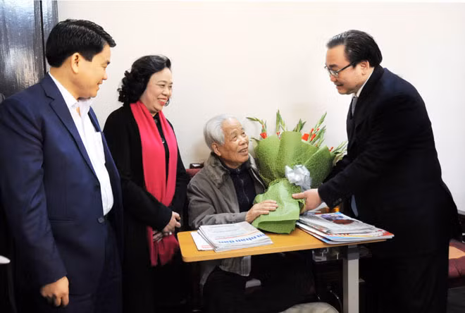 Bí Thư Thành ủy Hà Nội Hoàng Trung Hải thăm, chúc Tết nguyên Tổng Bí thư Đỗ Mười. Ảnh: Báo Hà Nội mới.