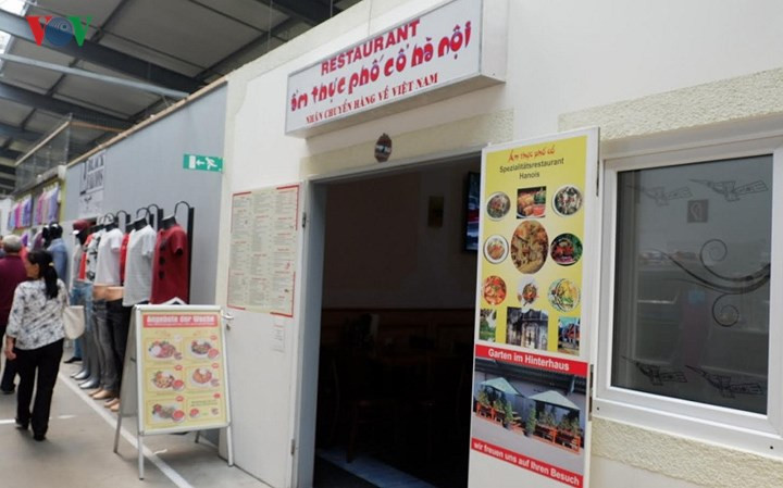 Từ hệ thống nhà hàng ăn uống vui chơi giải trí tới các cửa hàng thực phẩm châu Á phục vụ thịt thà, tôm cá, gạo mì, bún phở khô...