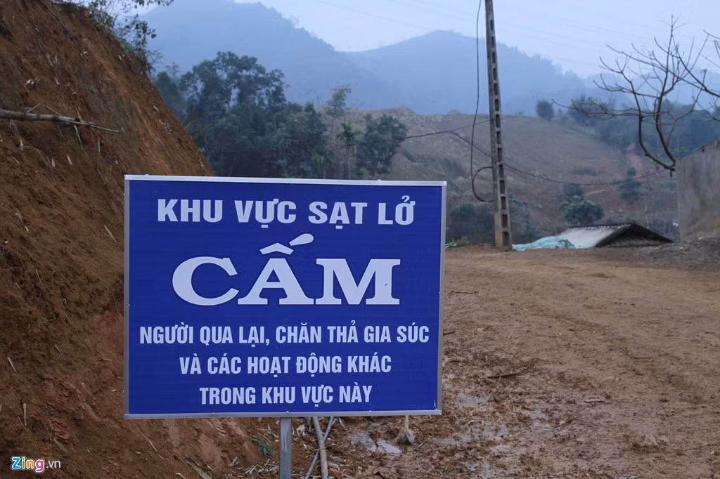 Xóm Khanh bị cấm người qua lại. Ảnh: Văn Chương.