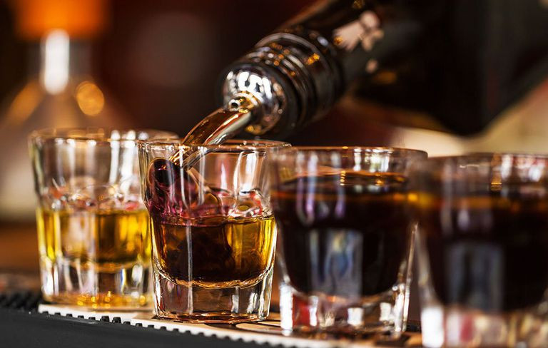 Hạn chế uống bia, rượu: Nếu bạn muốn kéo dài tuổi thọ, hãy xem xét việc hạn chế và từ bỏ các loại rượu bia. Theo nghiên cứu, nam giới chỉ nên sử dụng 5 - 30g rượu mỗi ngày, hoặc 1 chai bia thông thường.