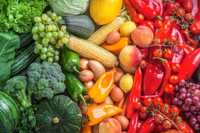 Thay thế đồ ăn nhanh bằng thực phẩm lành mạnh: Chuyên gia dinh dưỡng khuyên bạn đặt chất lượng thực phẩm lên hàng đầu và chọn ngũ cốc nguyên hạt thay vì ngũ cốc qua chế biến, hoa quả tươi thay cho nước ép. Trên thực tế, người sử dụng thực phẩm chất lượng cao như rau lá xanh, bột yến mạch, cá, các loạt hạt và đậu có xu hướng sống thọ hơn. Video "Bí quyết sống lâu của nhà sư thọ 120 tuổi". Nguồn: VTC14