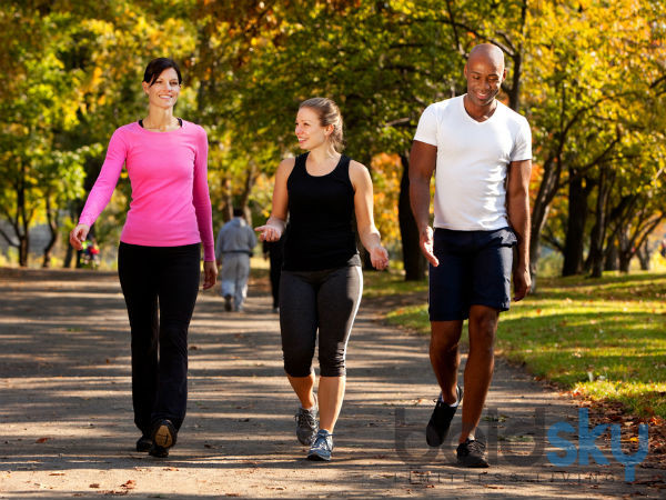 Mỗi buổi sáng, trước khi bạn ăn sáng, hãy dành thời gian để đi bộ nhanh trong ít nhất 15-20 phút, trên máy chạy bộ hoặc ngoài trời. Thói quen này có thể giúp tăng tốc độ trao đổi chất và giảm nhanh béo bụng.