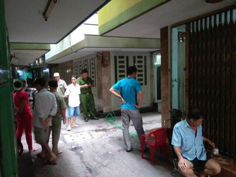 Công an khám nghiệm hiện trường vụ án mạng.