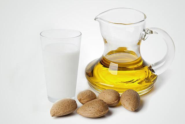 Sữa và dầu hạnh nhân tẩy sạch lớp trang điểm và giúp làn da bạn tươi mát. Thêm 1 muỗng canh sữa tươi và vài giọt dầu hạnh nhân vào bát rồi trộn đều. Nhúng một miếng bông vào hỗn hợp và lau sạch trang điểm rồi rửa mặt bằng nước ấm.