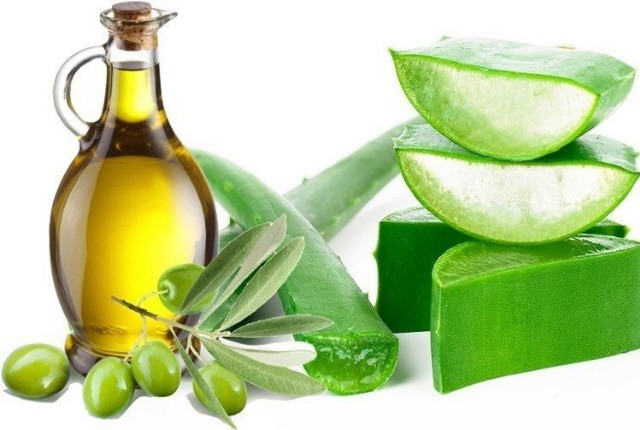 Dầu ôliu và lô hội dành cho làn da nhờn và nhạy cảm. Trộn 1 thìa dầu ô liu và 1 thìa gel lô hội với nhau. Thoa hỗn hợp này lên mặt và cổ của bạn. Lau sạch bằng miếng bông.