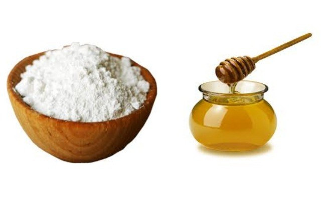 Mật ong và baking soda: Lấy một chiếc khăn tắm đổ vài giọt mật ong, rắc một ít baking soda lên trên đó. Lau lớp trang điểm của bạn.