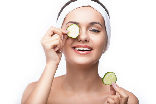 Cắt dưa chuột thành từng miếng nhỏ. Xoa miếng dưa trực tiếp trên khuôn mặt để loại bỏ lớp trang điểm. Ảnh: Internet.