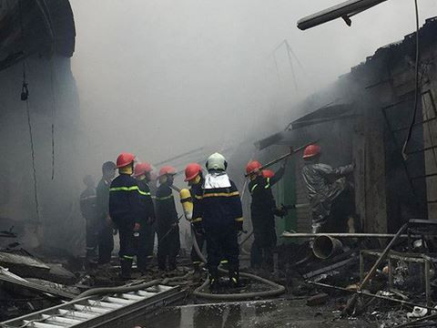 Lực lượng cứu hỏa khống chế đám cháy sau hơn 1 giờ đồng hồ tại vụ cháy chợ Quang.