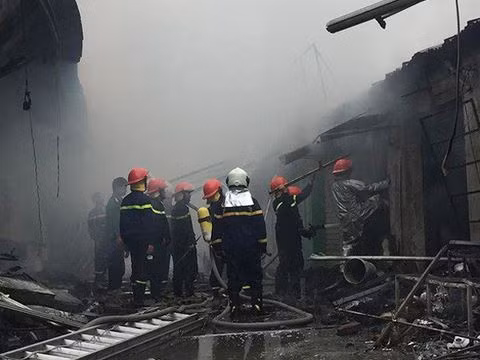 Lực lượng cứu hỏa khống chế đám cháy sau hơn 1 giờ đồng hồ tại vụ cháy chợ Quang.