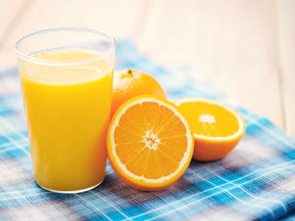 Nước cam sẽ cung cấp cho bạn lượng vitamin D và canxi dư dả. Ăn quả cam mỗi ngày cho bữa sáng sẽ làm giảm nguy cơ thiếu vitamin D.