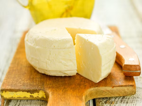 Phô mai Ricotta, phô mai và phô mai dê là những nguồn cung cấp vitamin D tốt. Thêm phô mai vào bánh sandwich hoặc rắc nó trong bữa ăn của bạn.