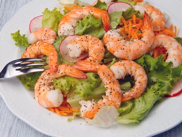 Tôm có nhiều axit béo omega-3 và vitamin D, rất tốt cho xương của bạn, đồng thời giảm viêm và giảm cholesterol.