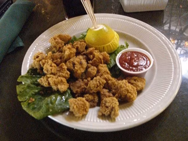 Hàu trên núi là món ăn khá phổ biến ở Mỹ và Canada. Ở đây “con hàu trên núi” chỉ là cách gọi khác của món “tinh hoàn” gia súc. Cách chế biến món này rất đơn giản. Tinh hoàn bò, trâu, thậm chí lợn lòi được làm sạch, luộc chín, tẩm bột mì và chiên lên.