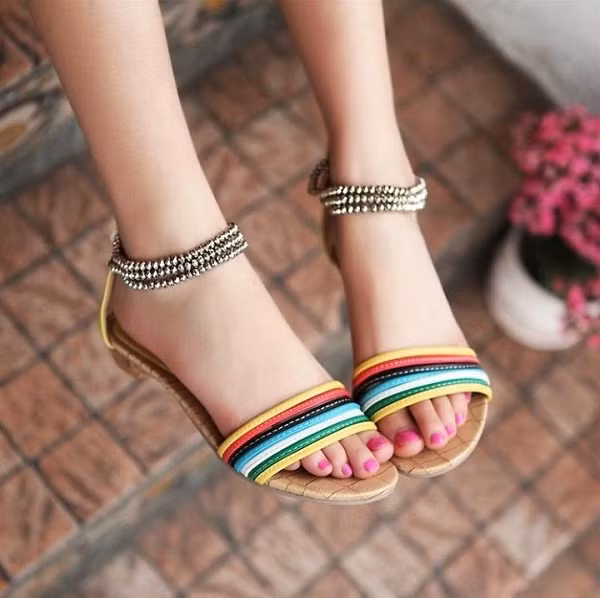 Do vậy, bạn đừng quên “tậu” một đôi sandal bệt sành điệu cho mùa hè sắp tới.