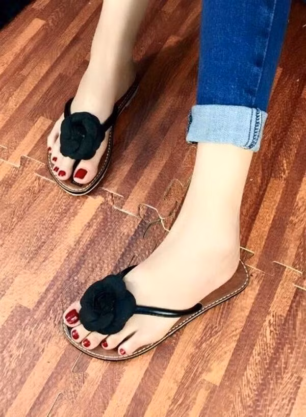 Các chi tiết thời trang như đính đá, nơ cũng góp phần giúp đôi dép tông thêm phần cá tính và độc đáo.