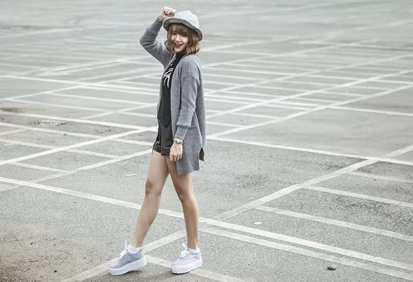 Nếu bạn là một cô nàng hoạt bát và ưa vận động thì hãy sắm ngay cho mình một đôi giày thể thao năng động.